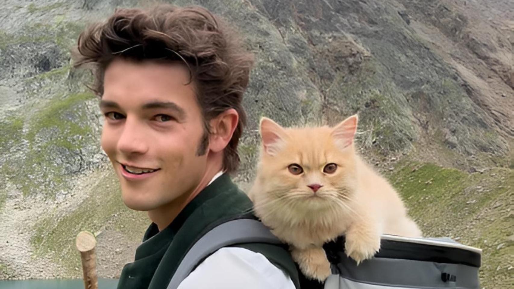 Peter Mainhofer y su gato, Eddie, en la montaña.