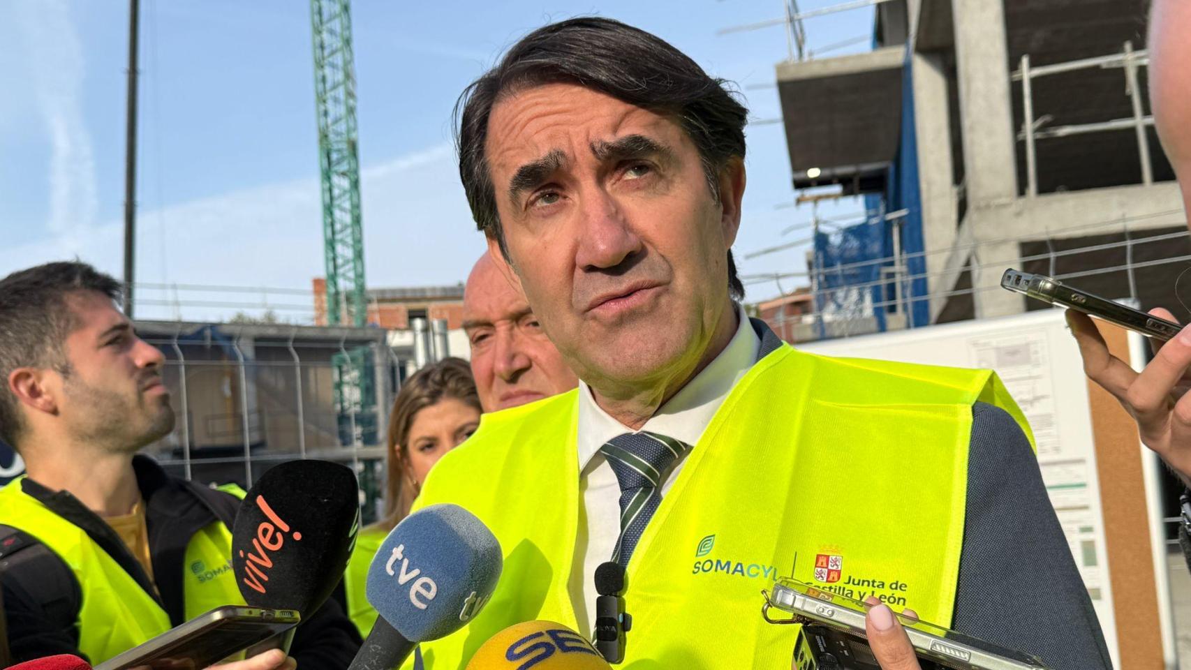 El consejero de Medio Ambiente, Vivienda y Ordenación del Territorio, Juan Carlos Suárez- Quiñones, visita las viviendas colaborativas del Parque Alameda