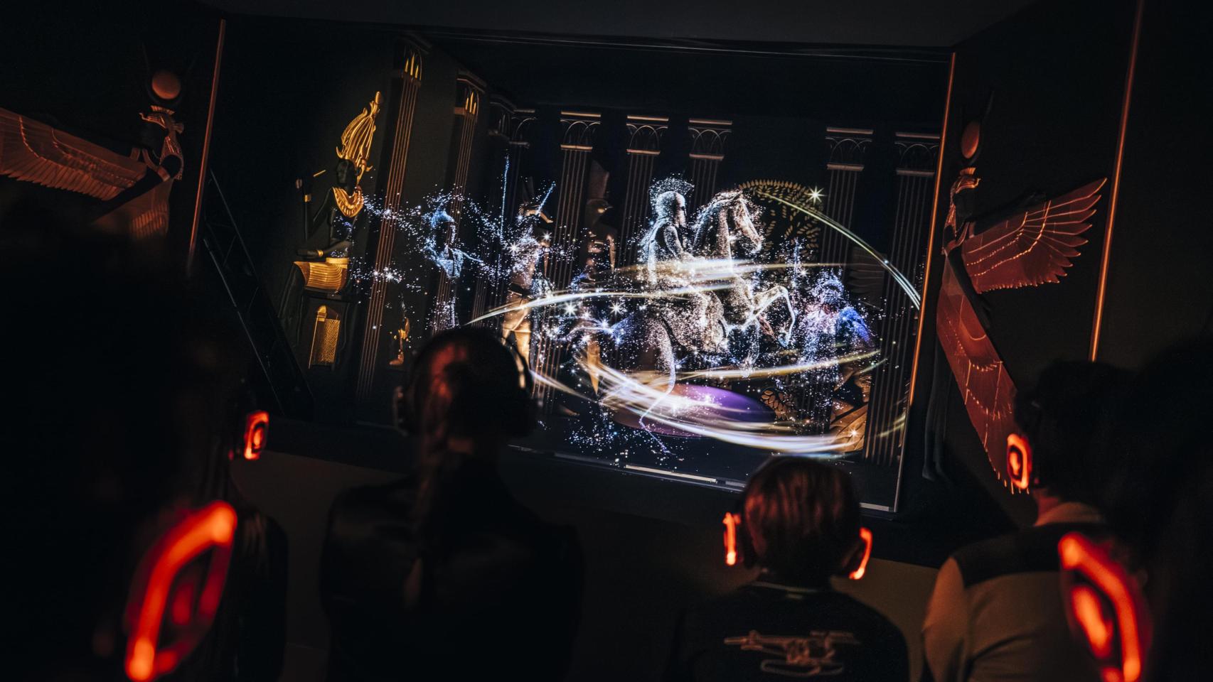 Asistentes a 'Cleopatra, la exposición inmersiva'.