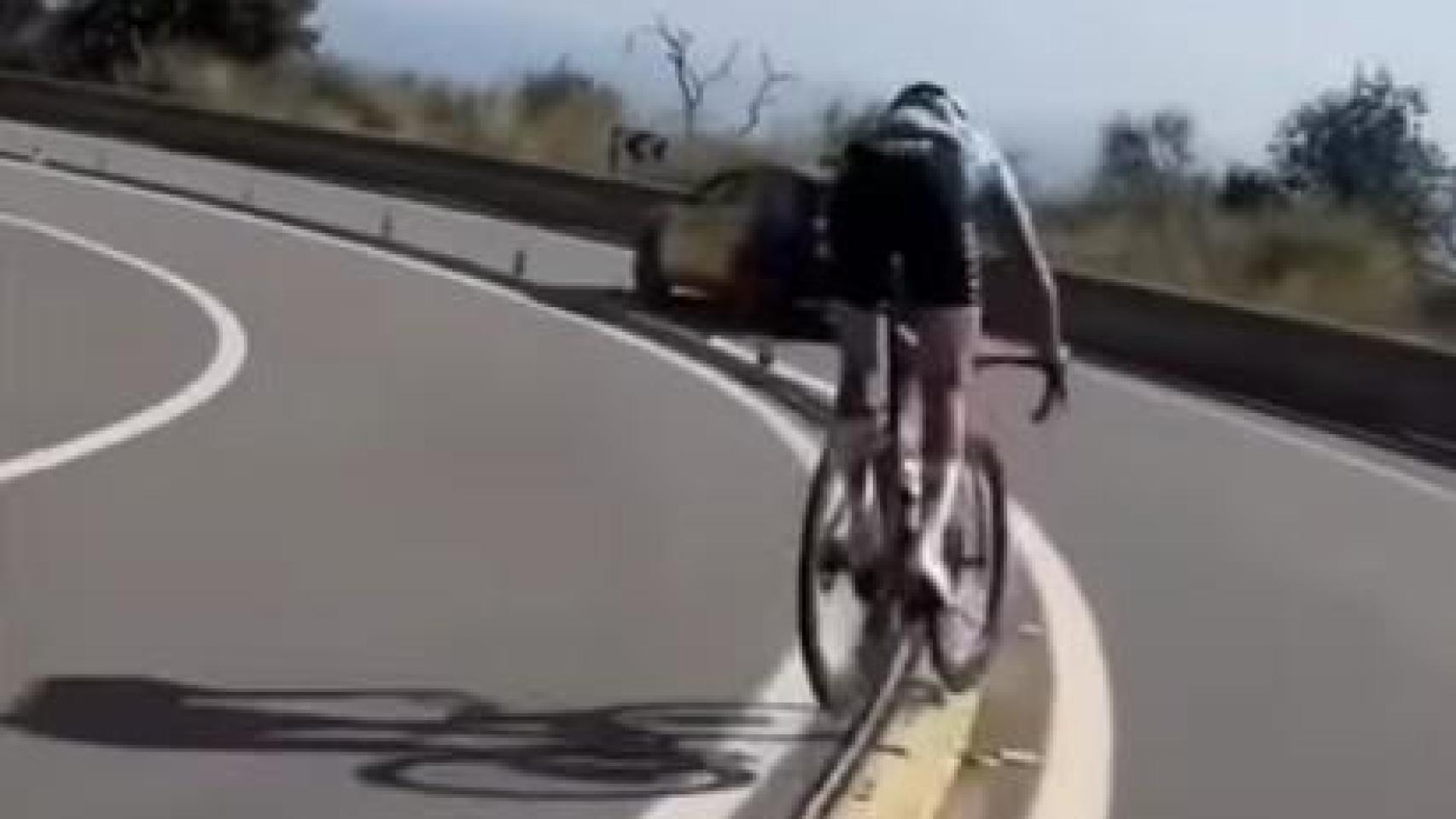 Kiko Galván, saltando la mediana en actitud temeraria.