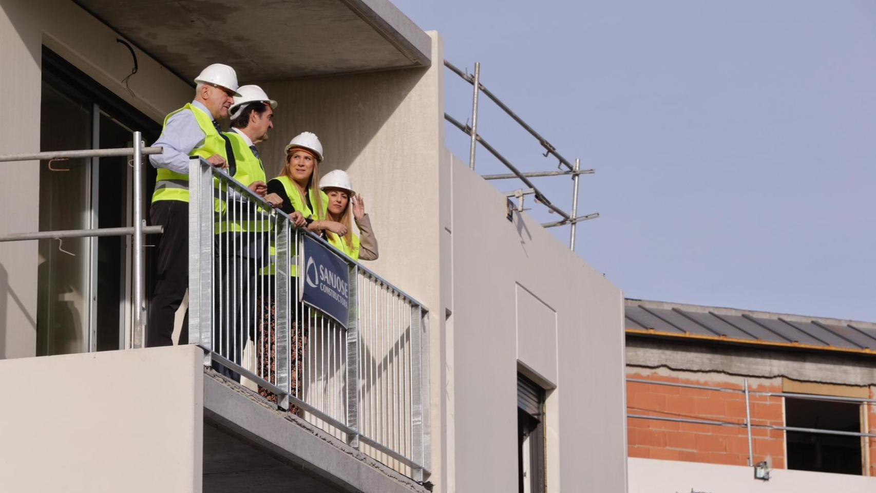 El alcalde de Valladolid, Jesús Julio Carnero, y el consejero de Vivienda, Juan Carlos Suárez-Quiñones, presentan las nuevas viviendas colaborativas