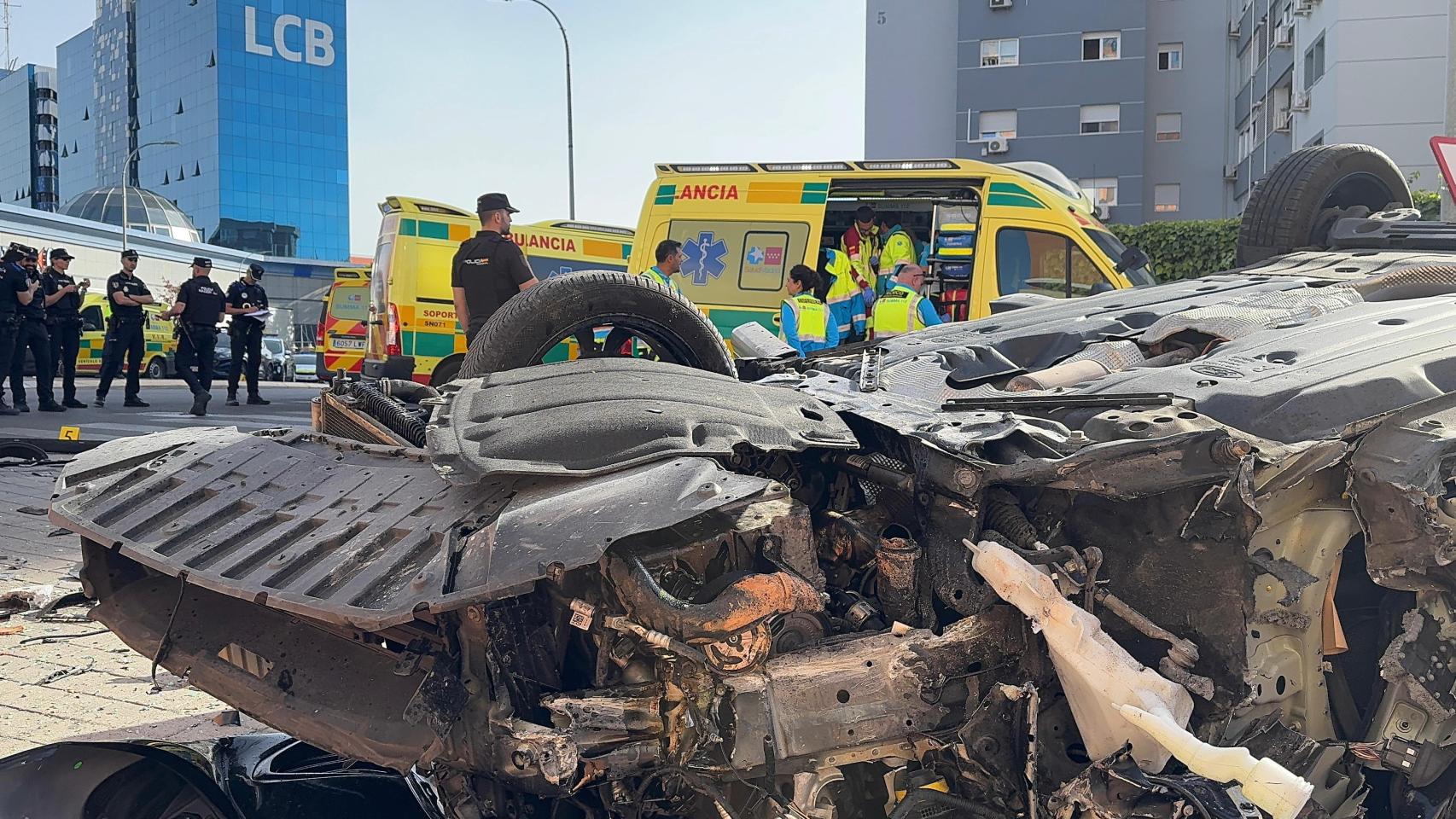 El 112 junto al vehículo accidentado.