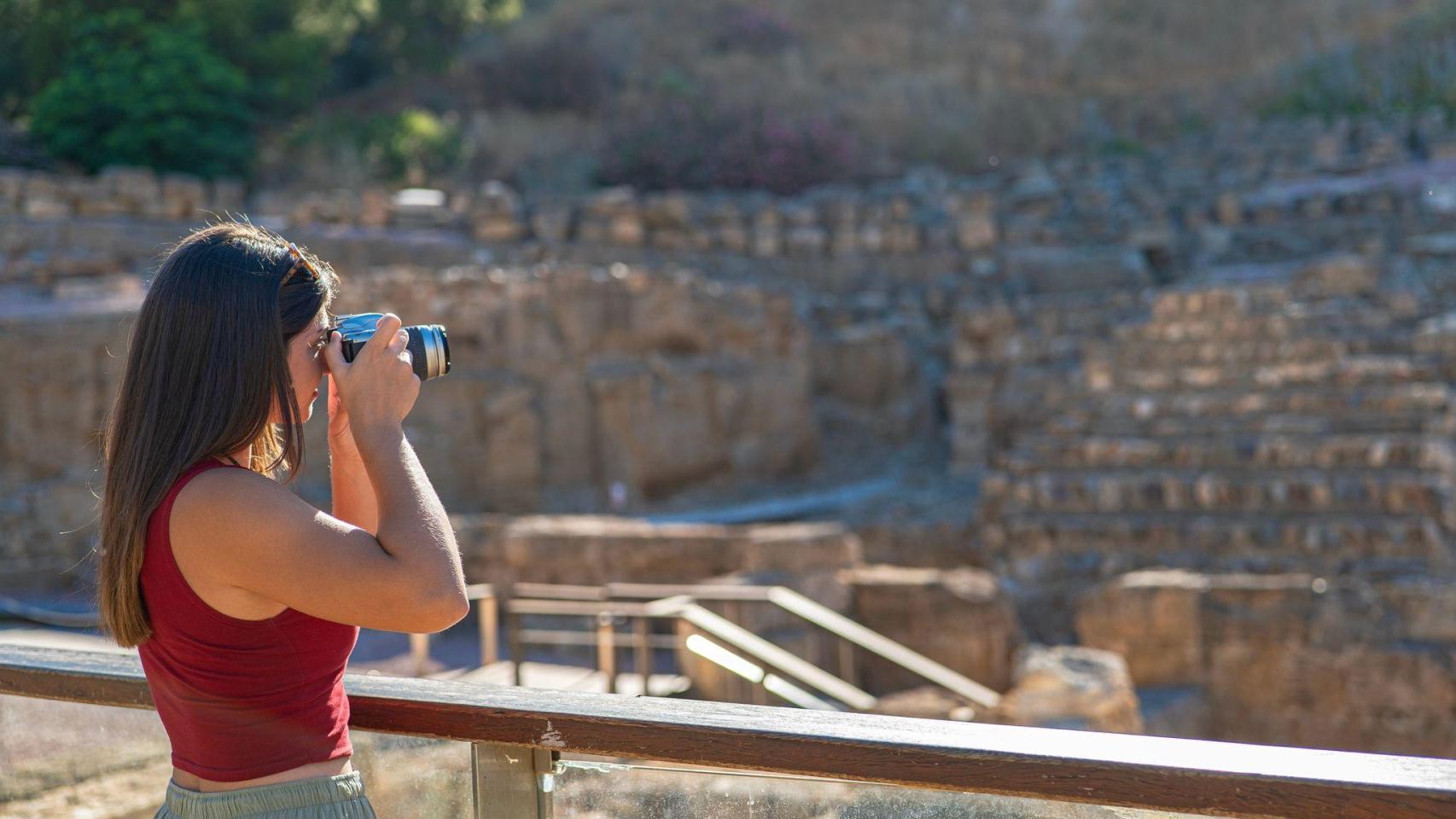 Una turista junto al Teatro Romano de Málaga.