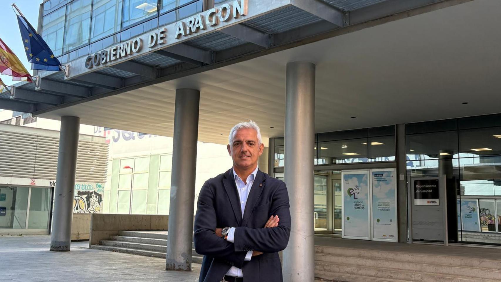Joaquín Velilla, director general de Salud Digital, frente al departamento de Sanidad del Gobierno de Aragón