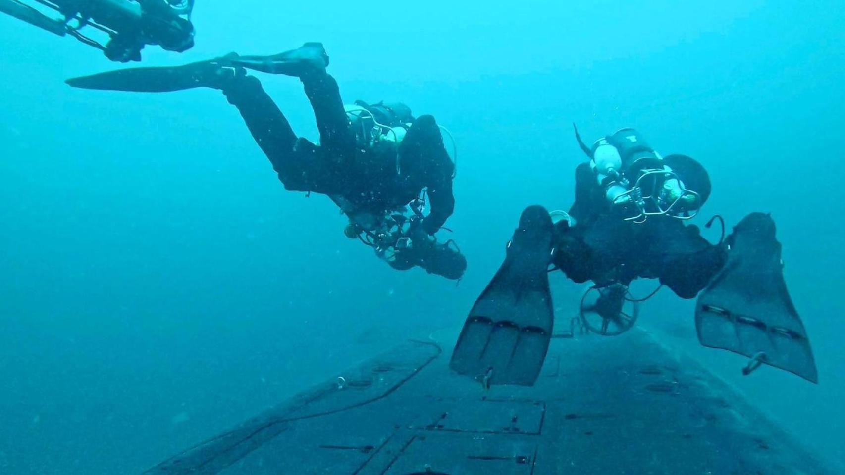 Despliegue de submarinistas para encontrar al buque sumergido