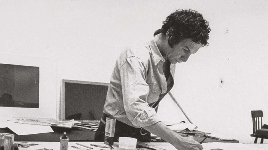 Robert Rauschenberg trabajando en su estudio de Lafayette Street, Nueva York, 1968. Foto: Shunk-Kender. Getty Research Institute, Los Ángeles. Donación de la Roy Lichtenstein Foundation en memoria de Harry Shunk y János Kender © J. Paul Getty Trust