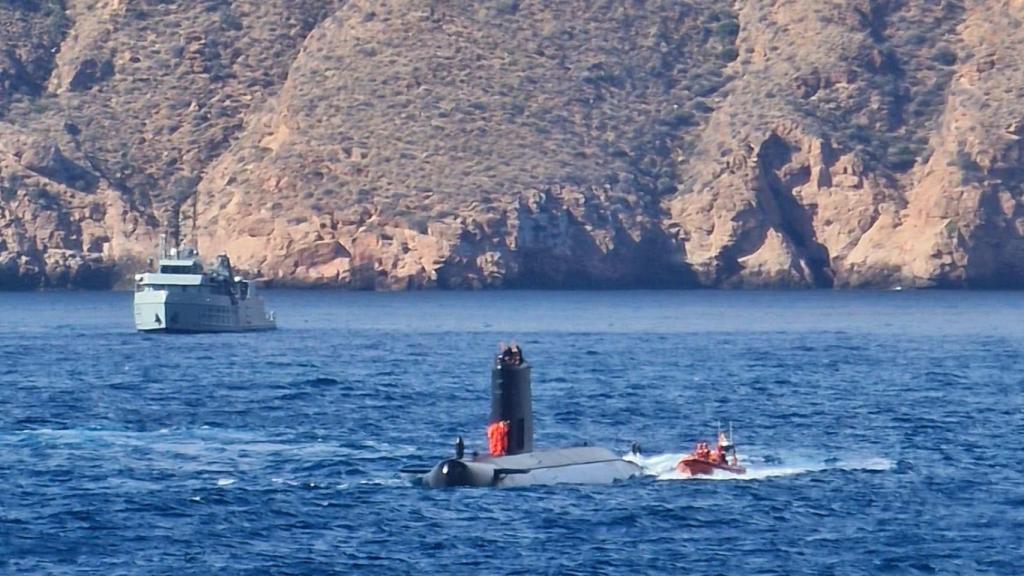 Dotación del S-71 Galerna esperando su evacuación durante el ejercicio con el buque Neptuno al fondo