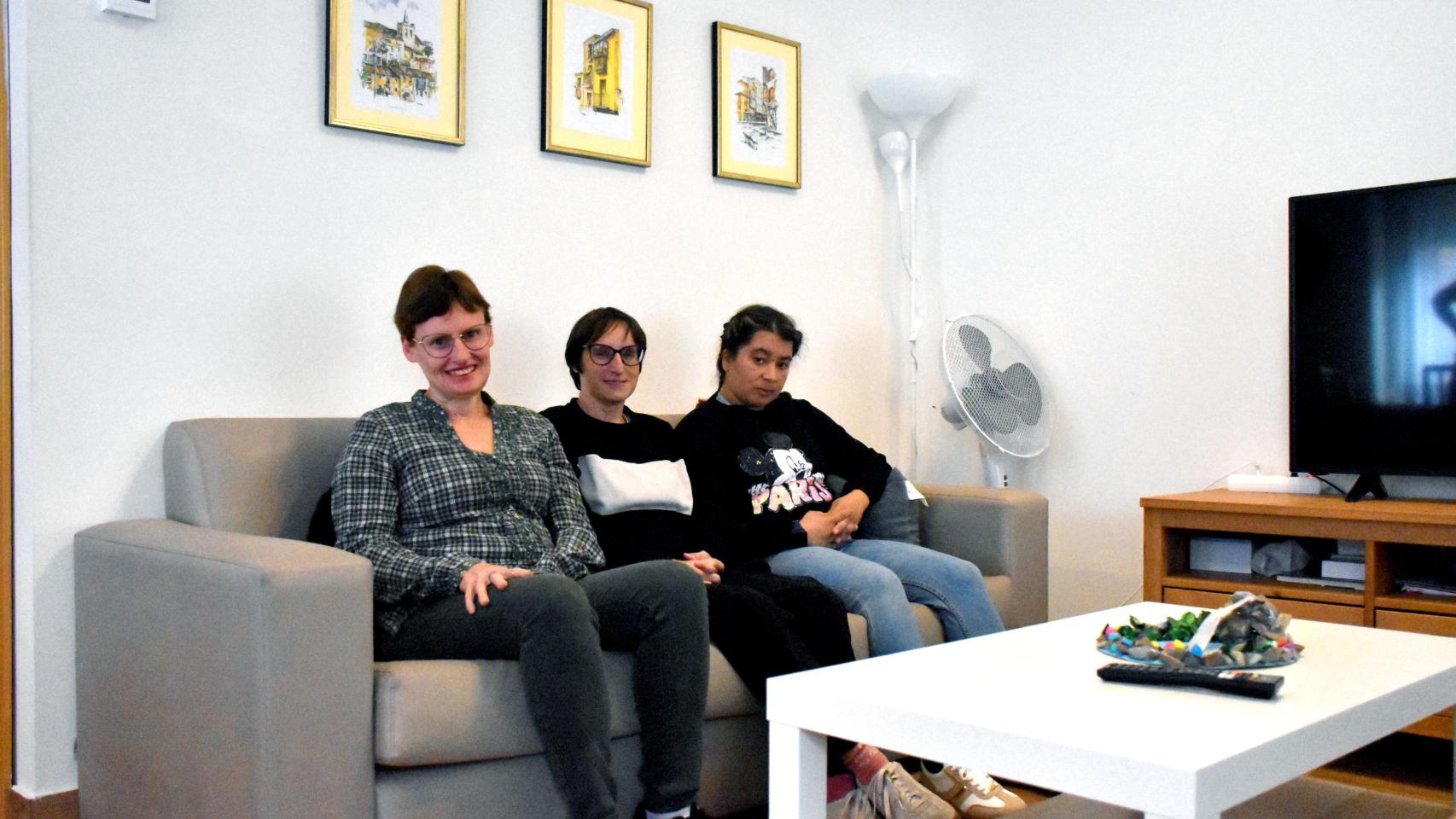 Nerea, Verónica y Manuela, en el piso de Asprosub Fundación Personas