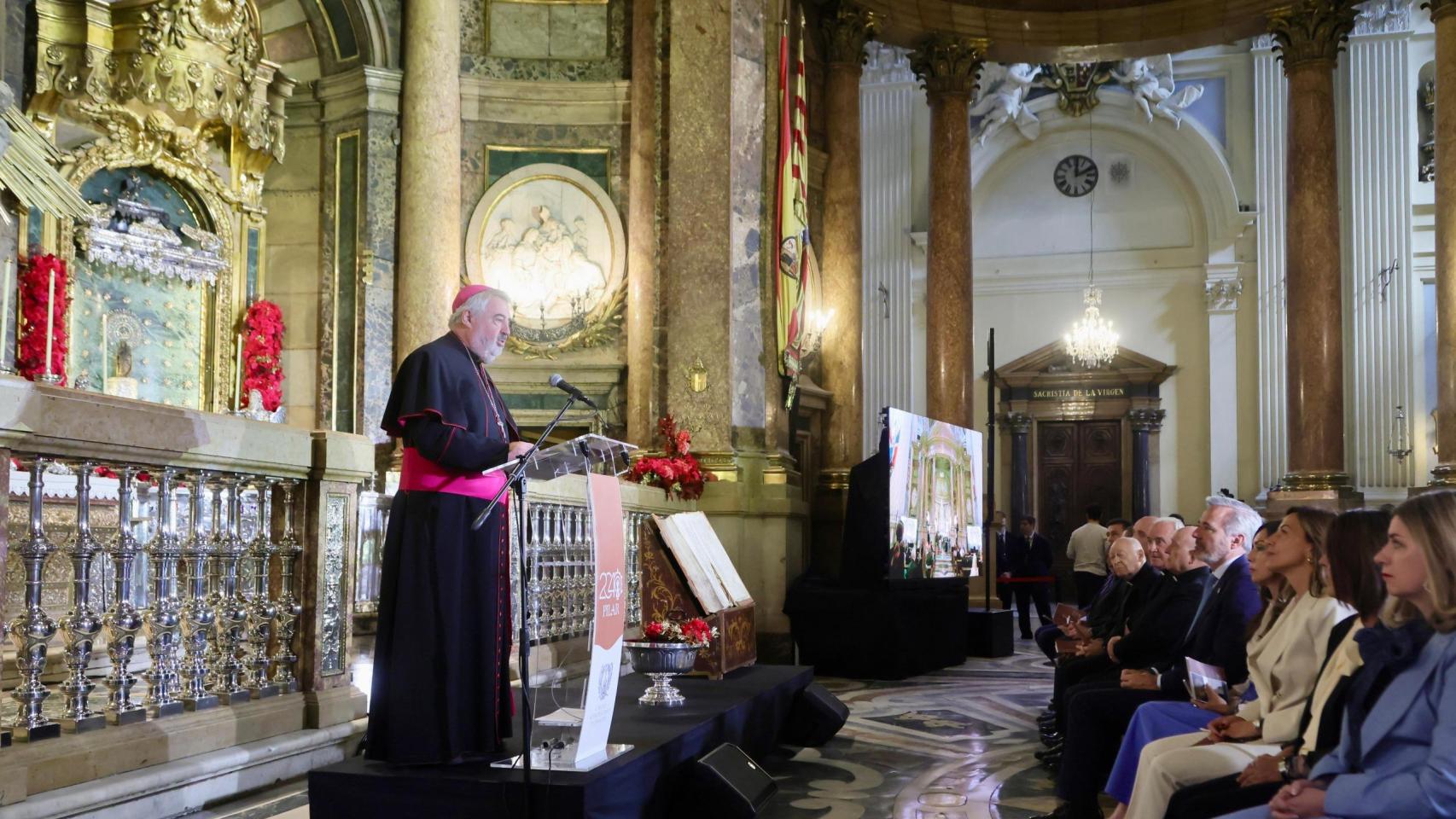 El arzobispo durante la presentación del proyecto en la basílica del Pilar.