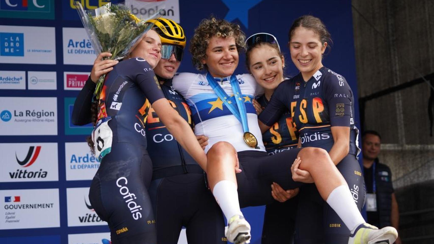 Paula Ostiz, manteada por todas sus compañeras de selección tras proclamarse campeona de Europa júnior.