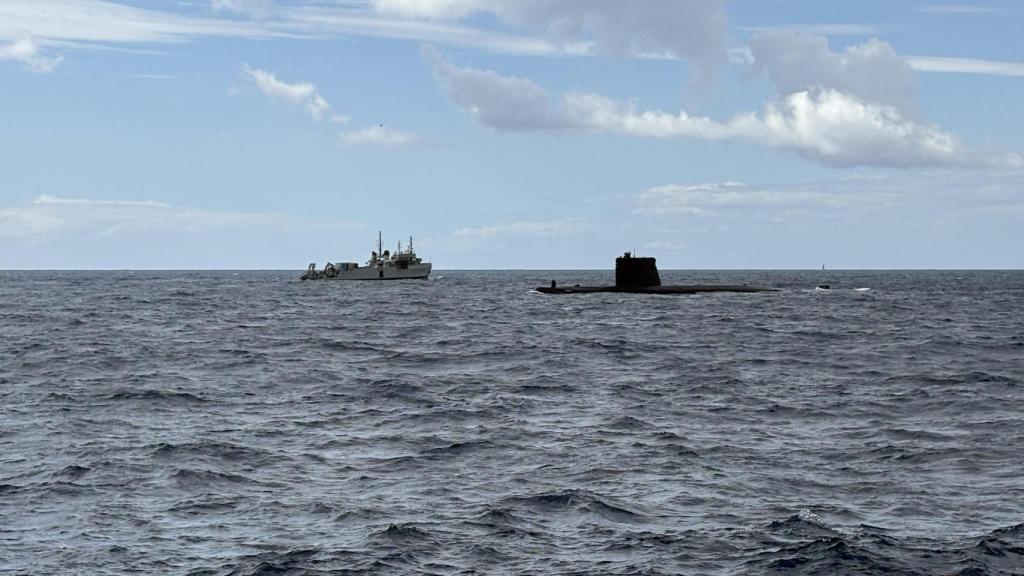 Submarino 'Galerna' junto al buque 'Neptuno'