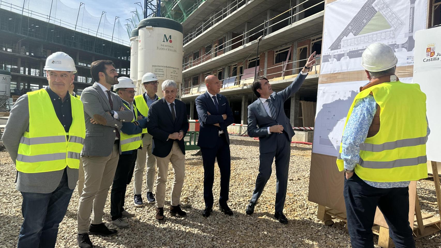 Visita del consejero de Medio Ambiente, Vivienda y Ordenación del Territorio la Junta de Castilla y León, Juan Carlos Suárez-Quiñones, y el alcalde, José Antonio Diez, a las obras de las nuevas viviendas de La Palomera