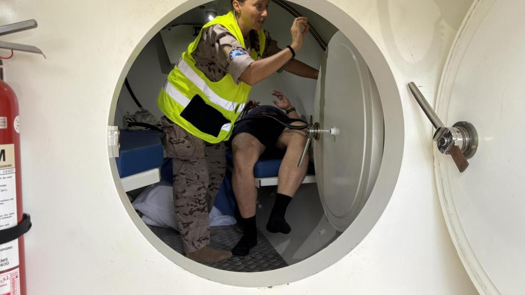 Entrada a la cámara hiperbárica portátil instalada en el buque 'Cartagena'