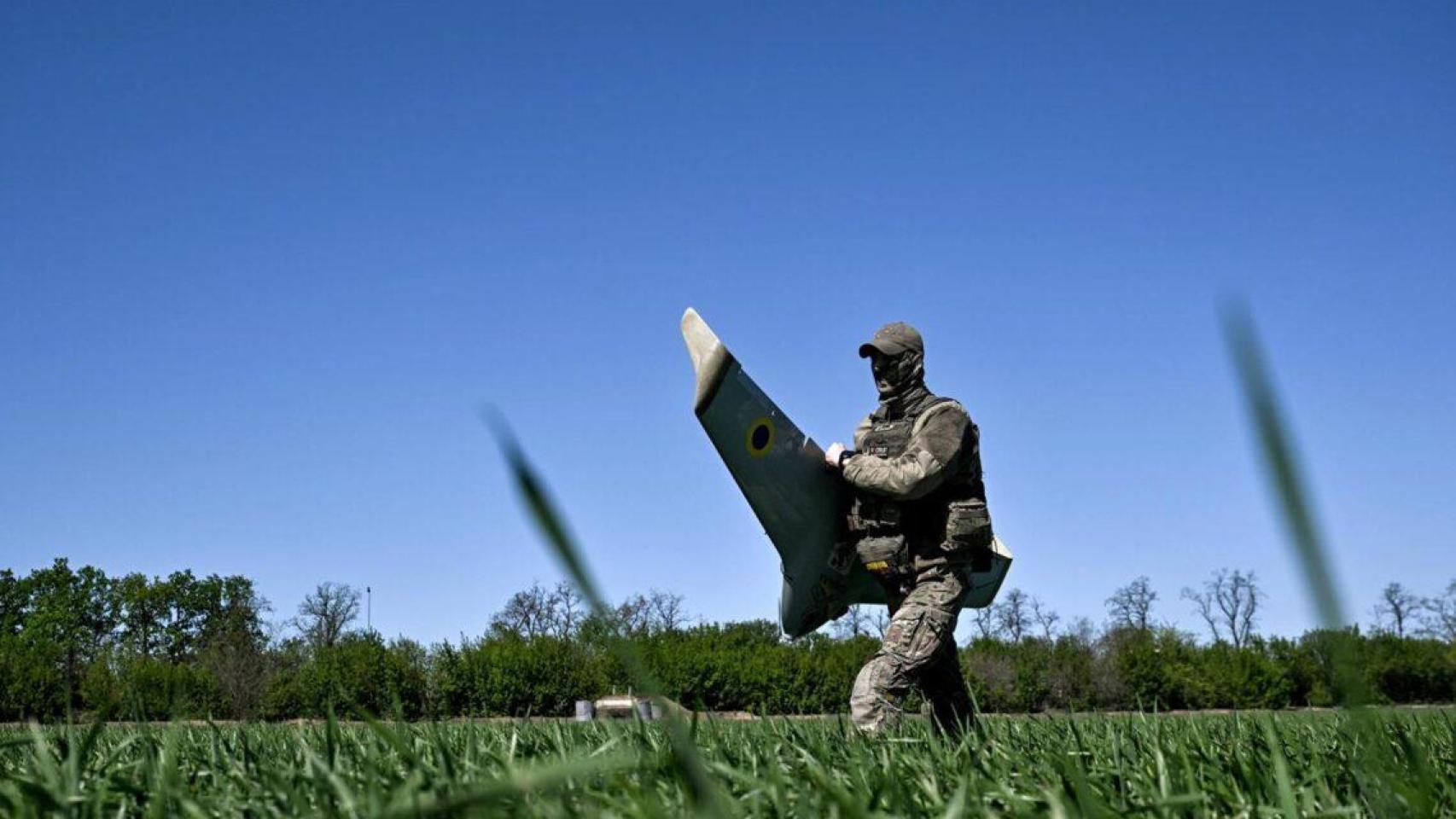 Archivo - Imagen de archivo de un piloto de dron ucraniano