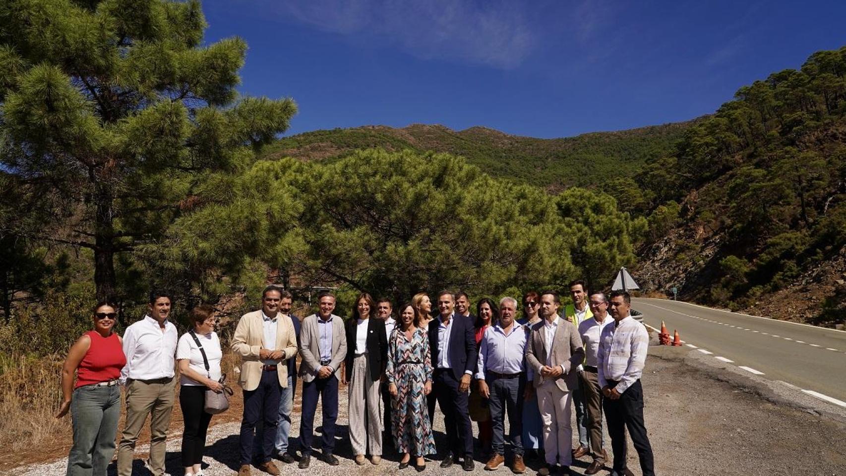 Representantes institucionales en la reapertura total de la carretera que une Ronda con San Pedro de Alcántara.