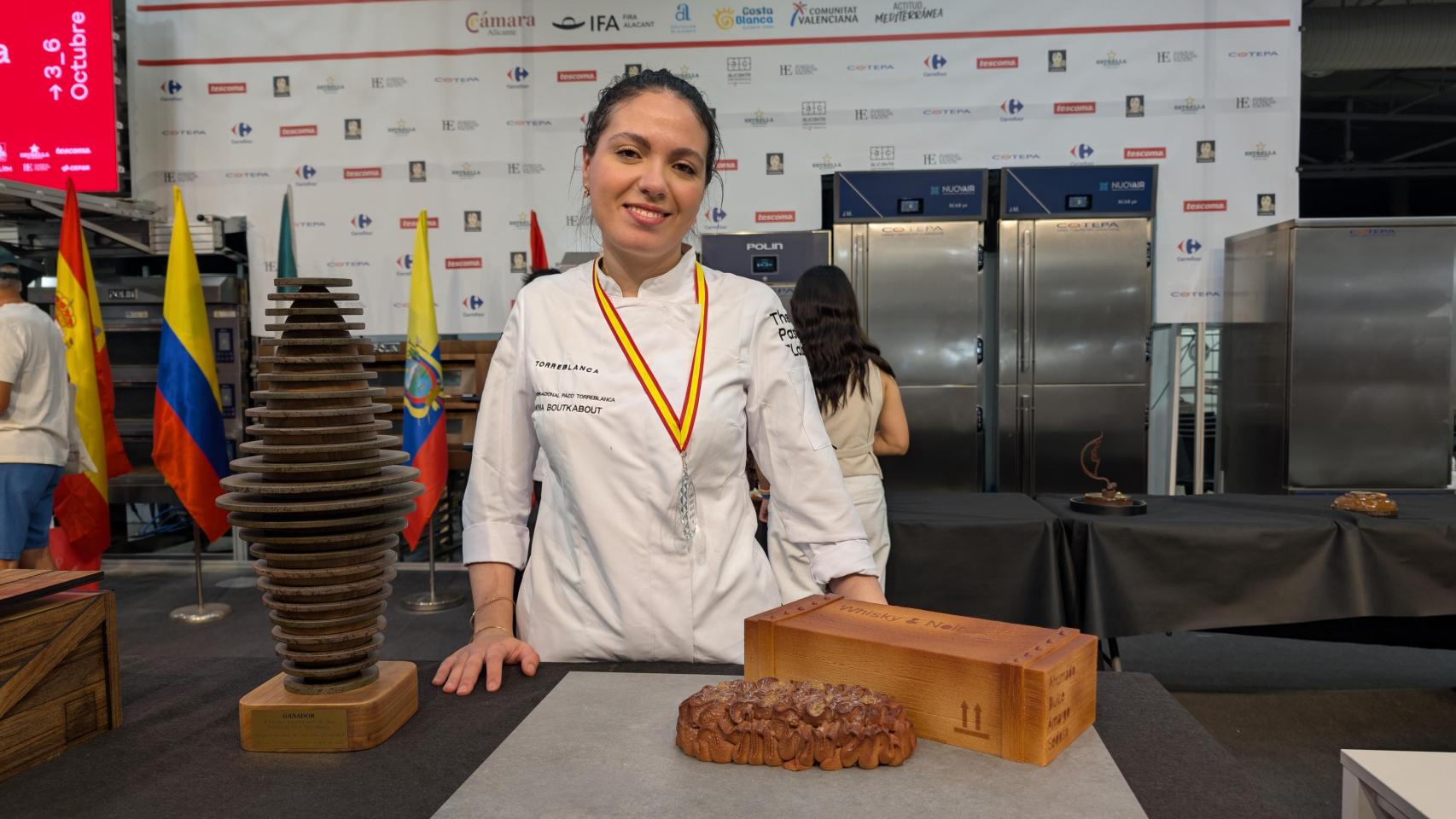 Chayma Boutkabout, con su tarta ganadora de la segunda edición del concurso de Alicante.