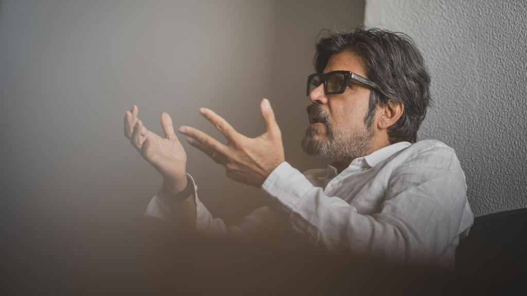The Indian author during his interview with El Español.