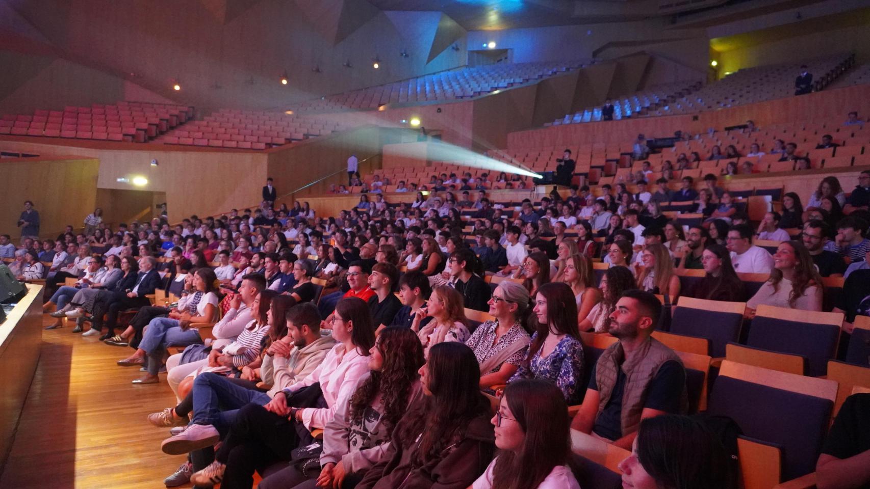 La Sala Mozart casi vacía durante el encuentro con el Padre Guilherme.