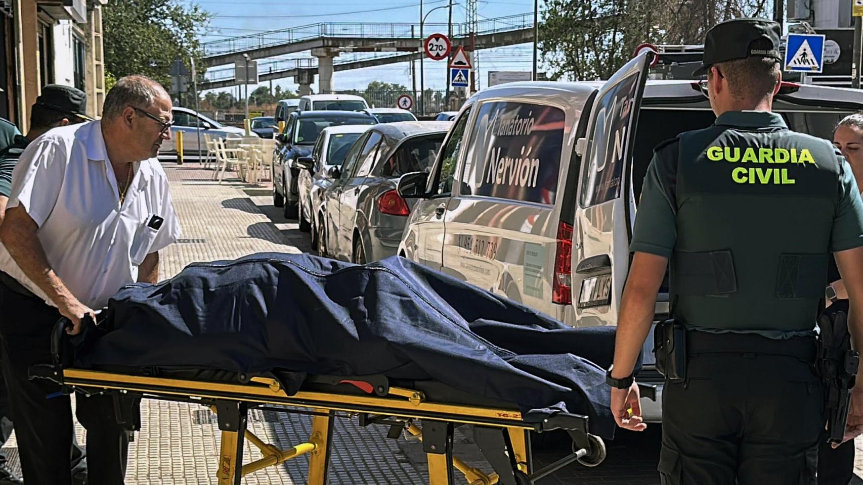 La Guardia Civil vigila el traslado del cadáver de la mujer asesinada por su hijo en Brenes.