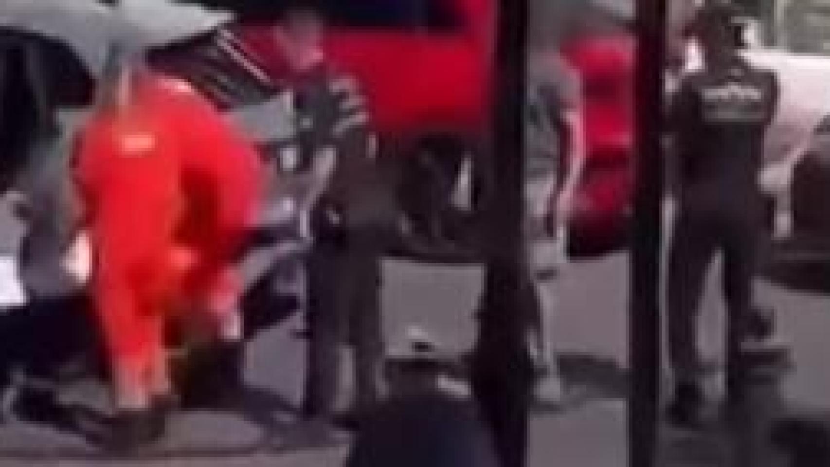 Una imagen del equipo médico con el herido.