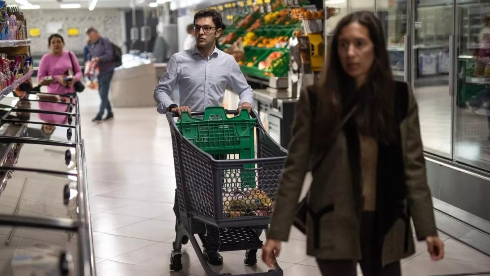 Varias personas realizan la compra en un supermercado tras el apagón eléctrico.