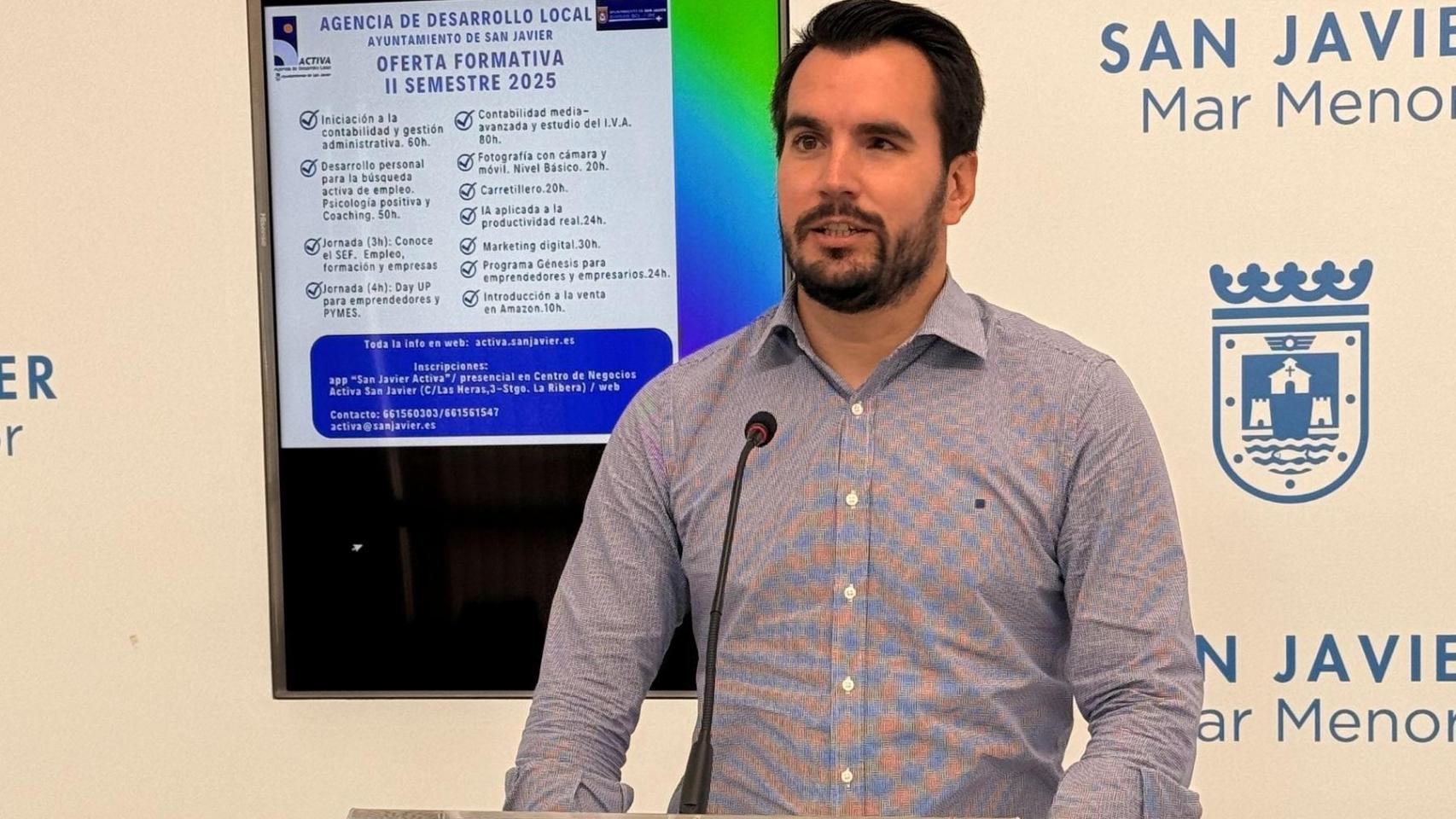 El concejal de Empleo de San Javier, Héctor Verdú, presentado los cursos del programa Activa.