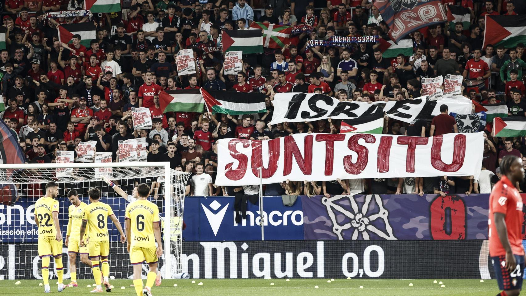 Pancartas en contra de Israel y a favor de Palestina durante el partido entre Osasuna y Getafe.