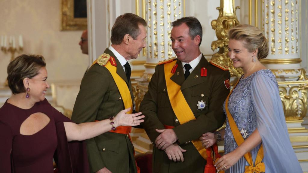 Los Grandes Duques salientes y los nuevos Grandes Duques en la ceremonia de abdicación.