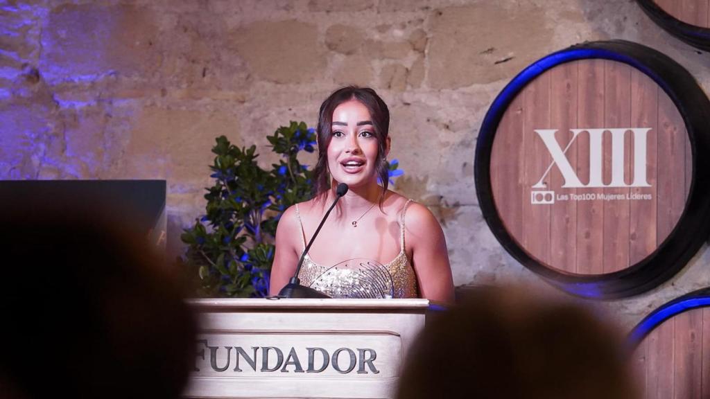 Marina Rivers recogiendo el premio Magas por Fundador Trayectoria Consciente.