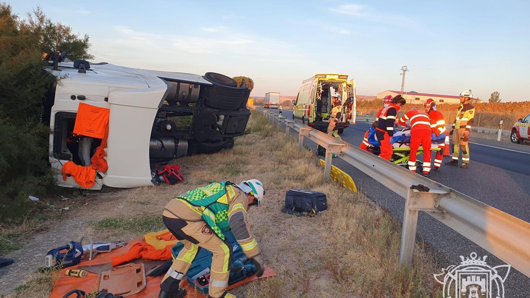 Imagen del camión volcado en la A-62, en Burgos