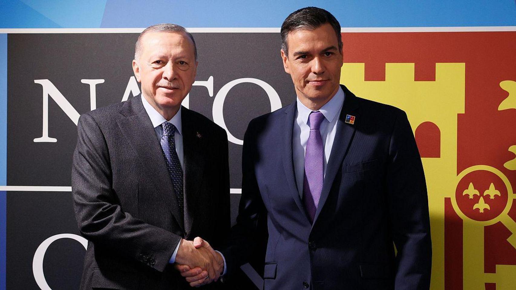 El presidente del Gobierno, Pedro Sánchez, saludando a su homólogo turco, Recep Tayyip Erdogan durante una reunión de la OTAN.