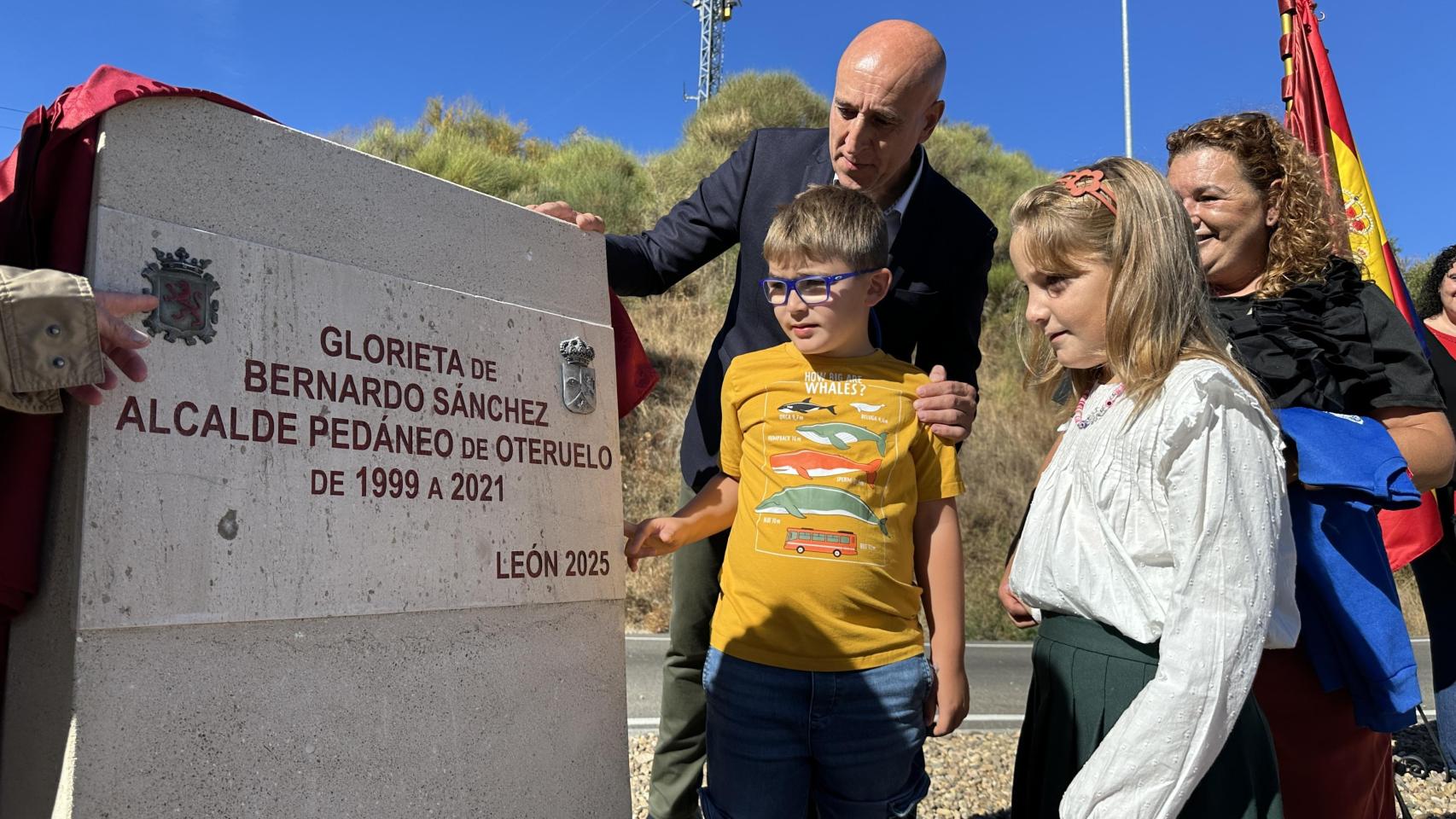 José Antonio Diez participa en el descubrimiento de la placa de Bernardo Sánchez en Oteruelo