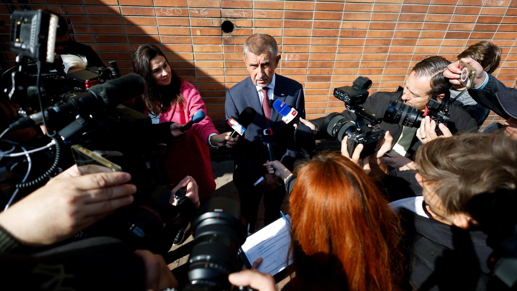 El líder checo Andrej Babis durante atiende a los medios durante la jornada electoral.