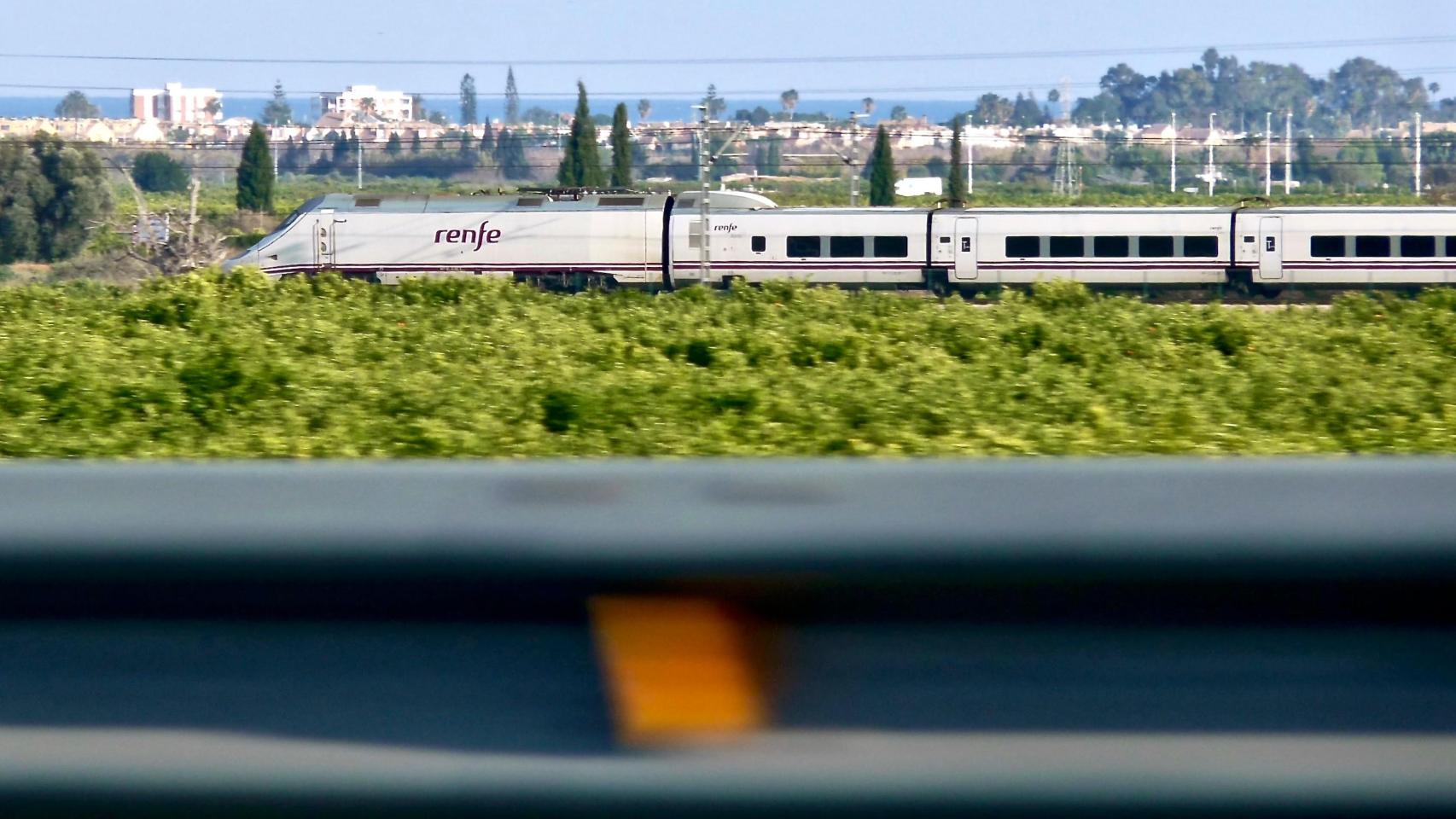 Un tren de RENFE pasando por Castellón