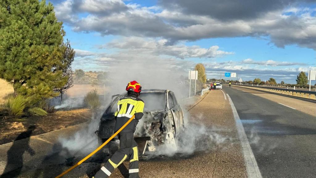 Fuego en plena A-52: un coche queda reducido a cenizas y las llamas se propagan a la vegetación