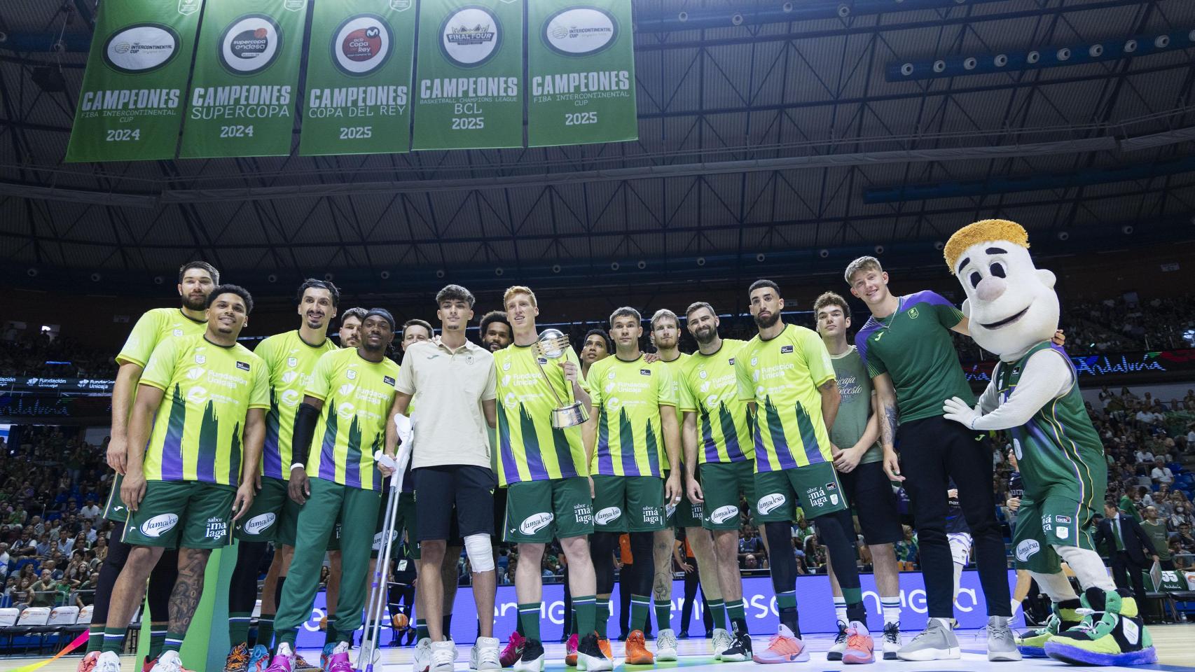 El equipo, con su compañero lesionado.