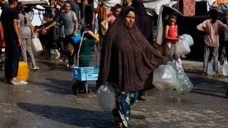 Gazatíes van a buscar agua tras el anuncio del plan de paz