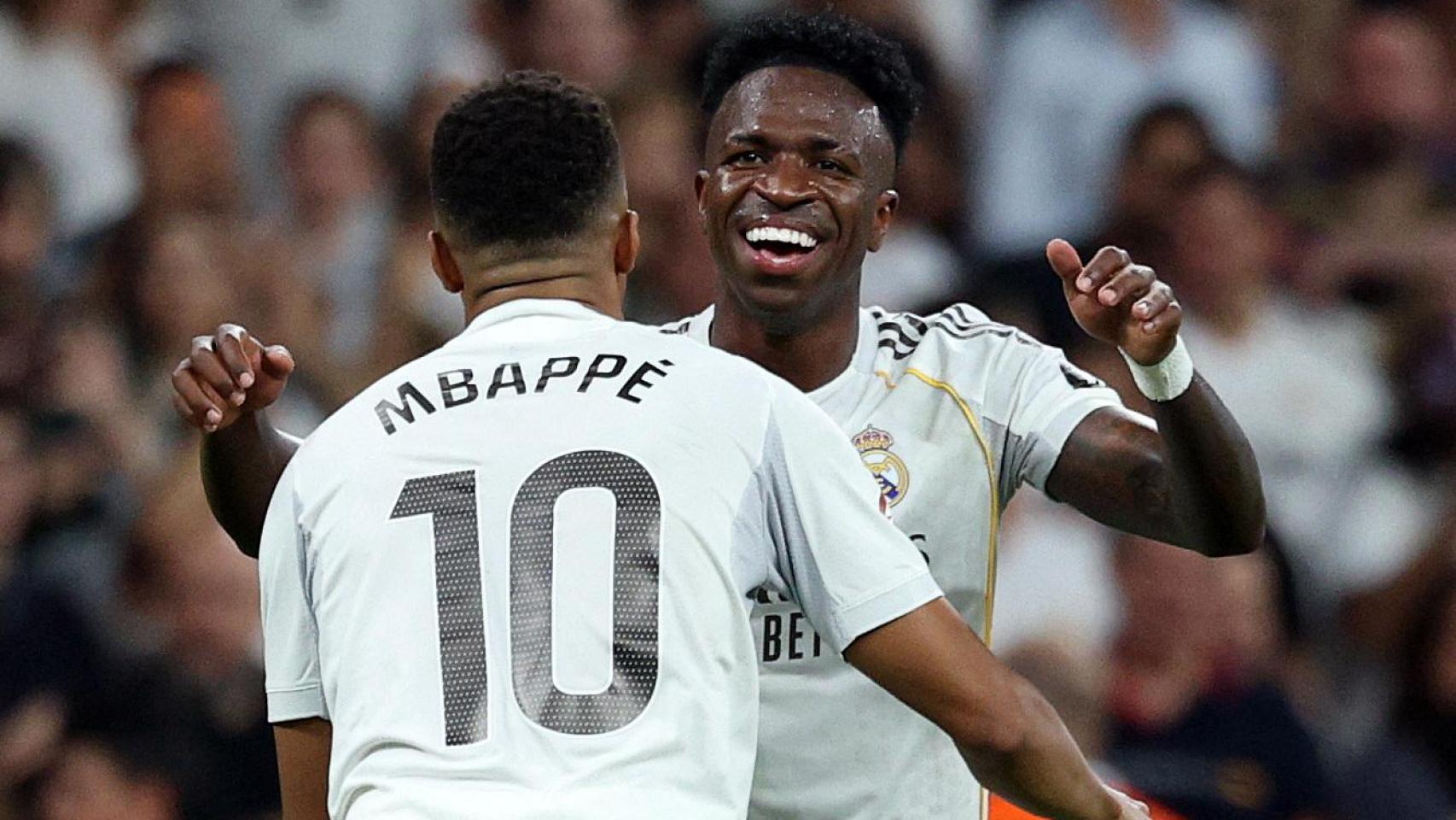 Vinicius celebra con Mbappé su segundo gol en el partido.