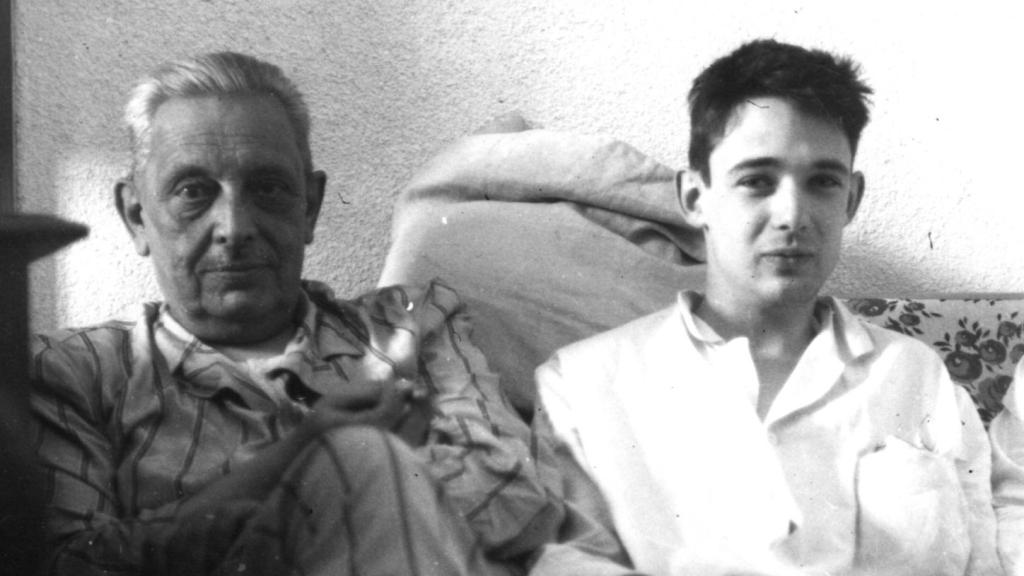 Giuseppe Tomasi di Lampedusa  y un jovencísimo Gioacchino Lanza Tomasi, en 1955. Foto: Acantilado