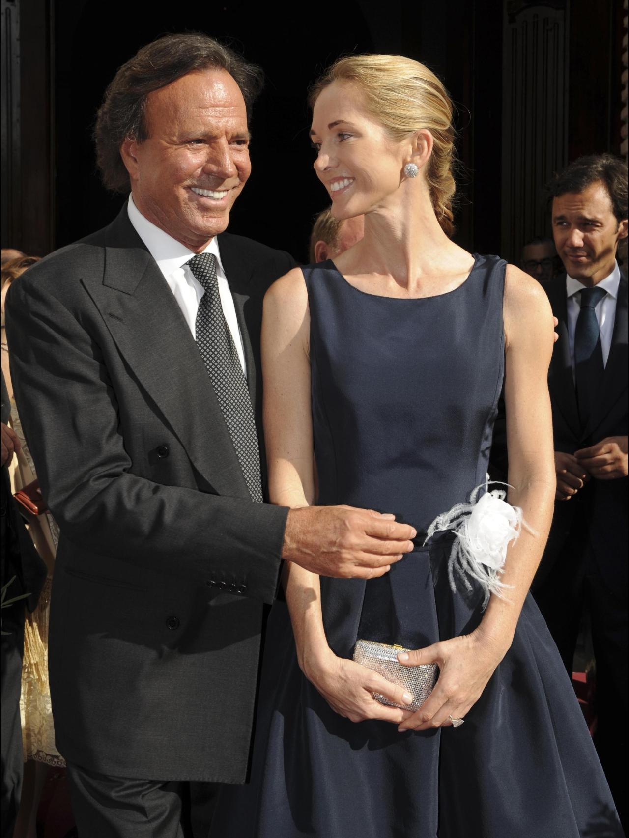 Julio Iglesias y Miranda Rijnsburger, en una boda en Marbella. Año 2008.
