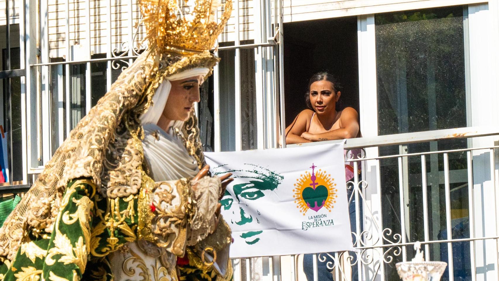 La Esperanza de Triana a su paso por el Polígono Sur.