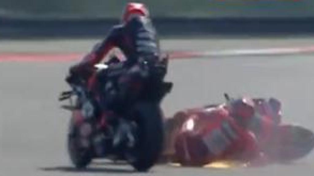 Marc Márquez, en el suelo tras un accidente con Bezzechi.