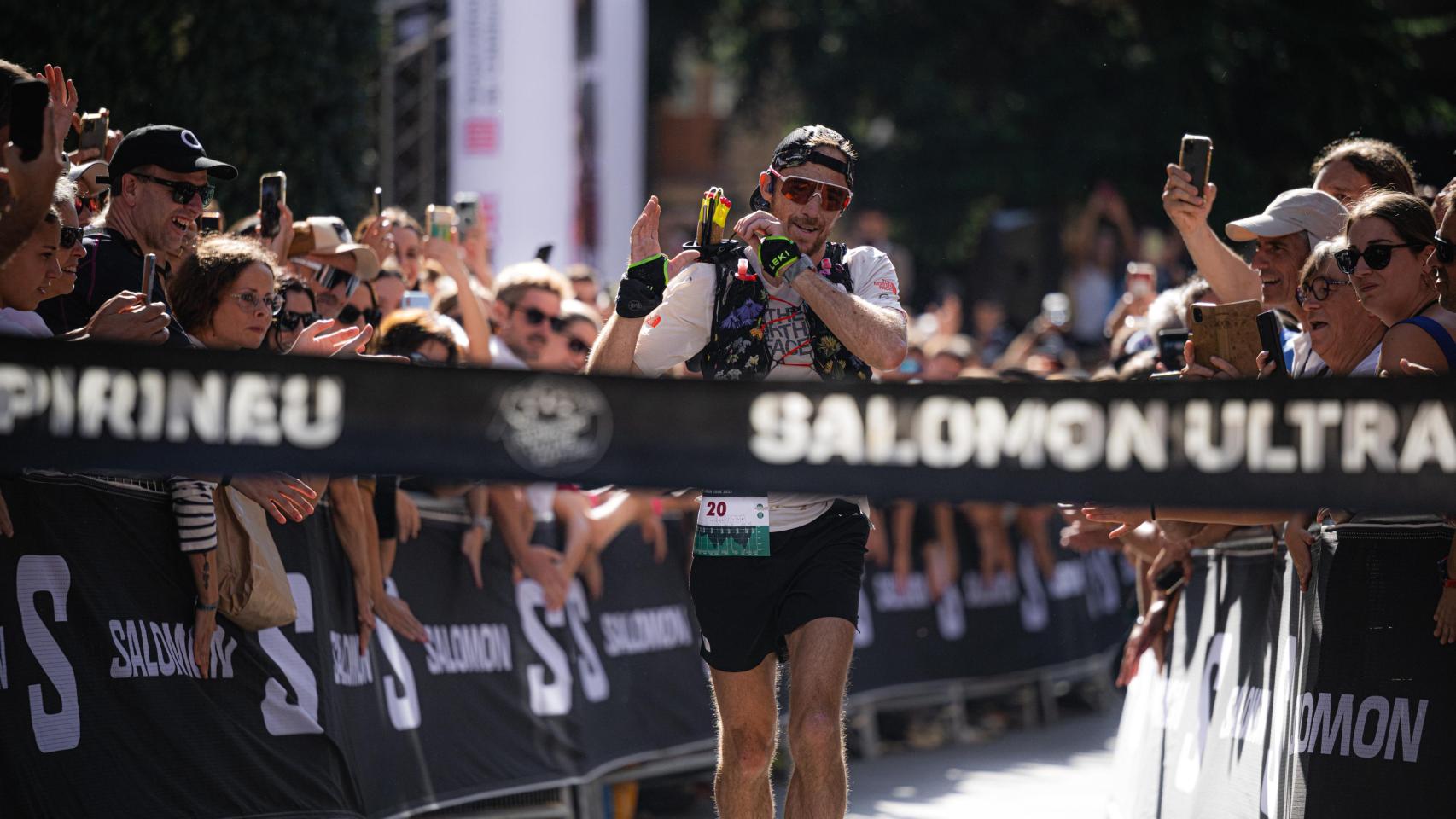 Jonathan Albon cruza la línea de meta como ganador de la Salomon Ultra Pirineu 100K
