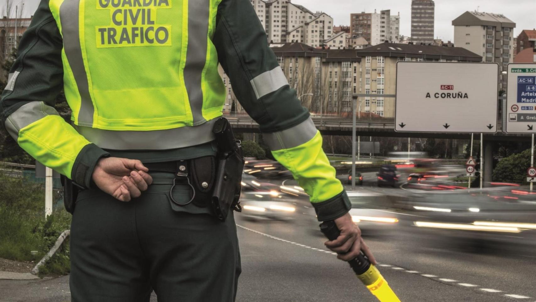 Agente de la Guardia Civil de A Coruña en un control de tráfico.