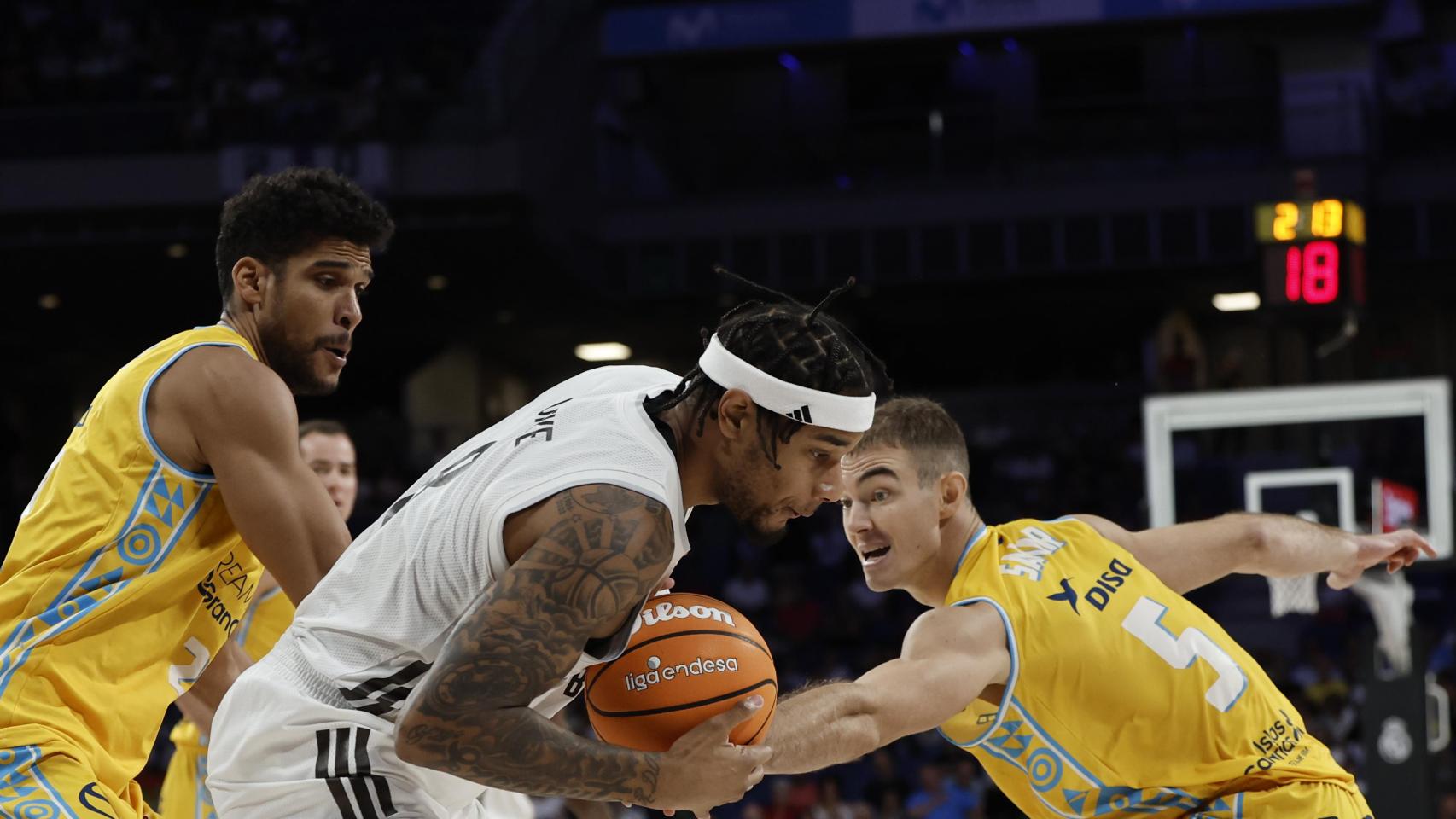 Okeke trata de mantener el balón ante Ziga Samar.