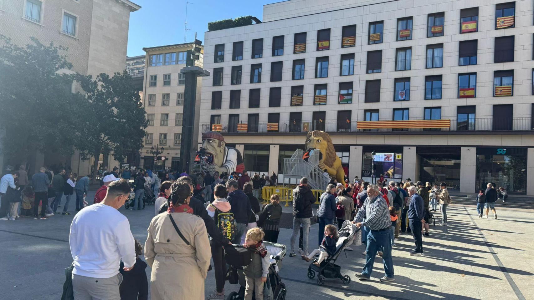 El Tragachicos y el nuevo León Gargantón en la plaza del Pilar.