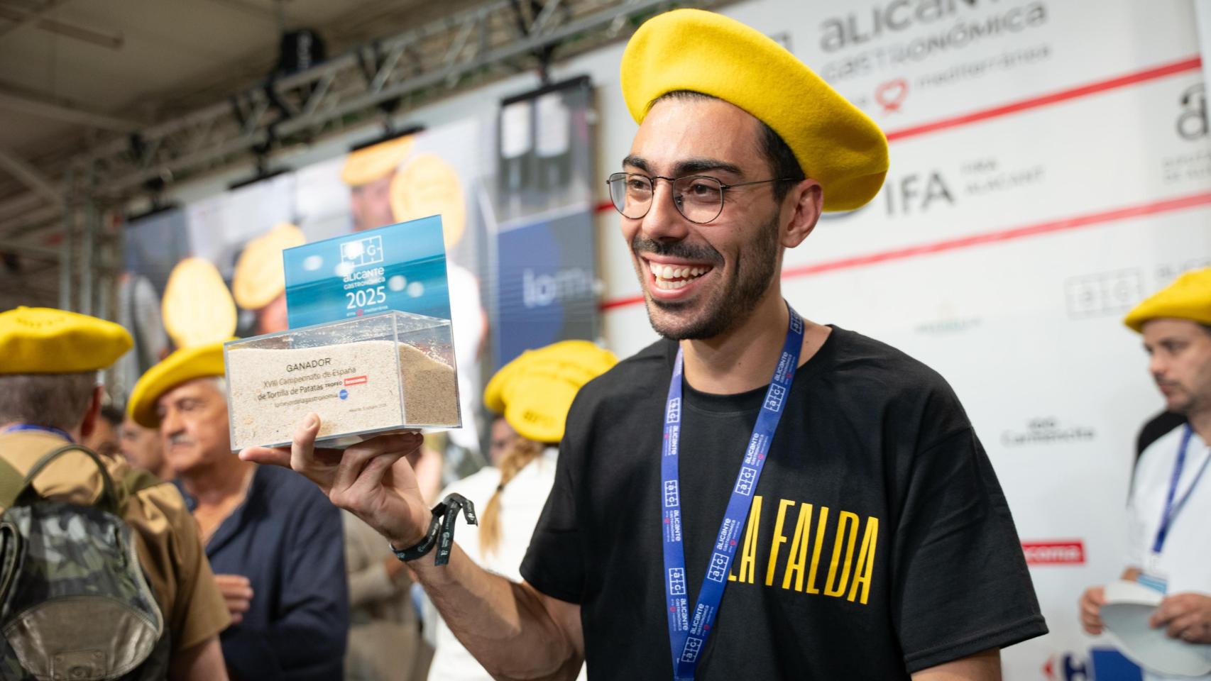 El cocinero Alejandro Oliveira tras lograr el primer premio del concurso.