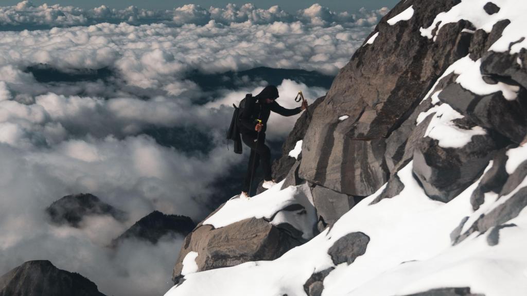 Kilian Jornet ascendiendo el monte Rainier en su reto 'States of Elevation'.