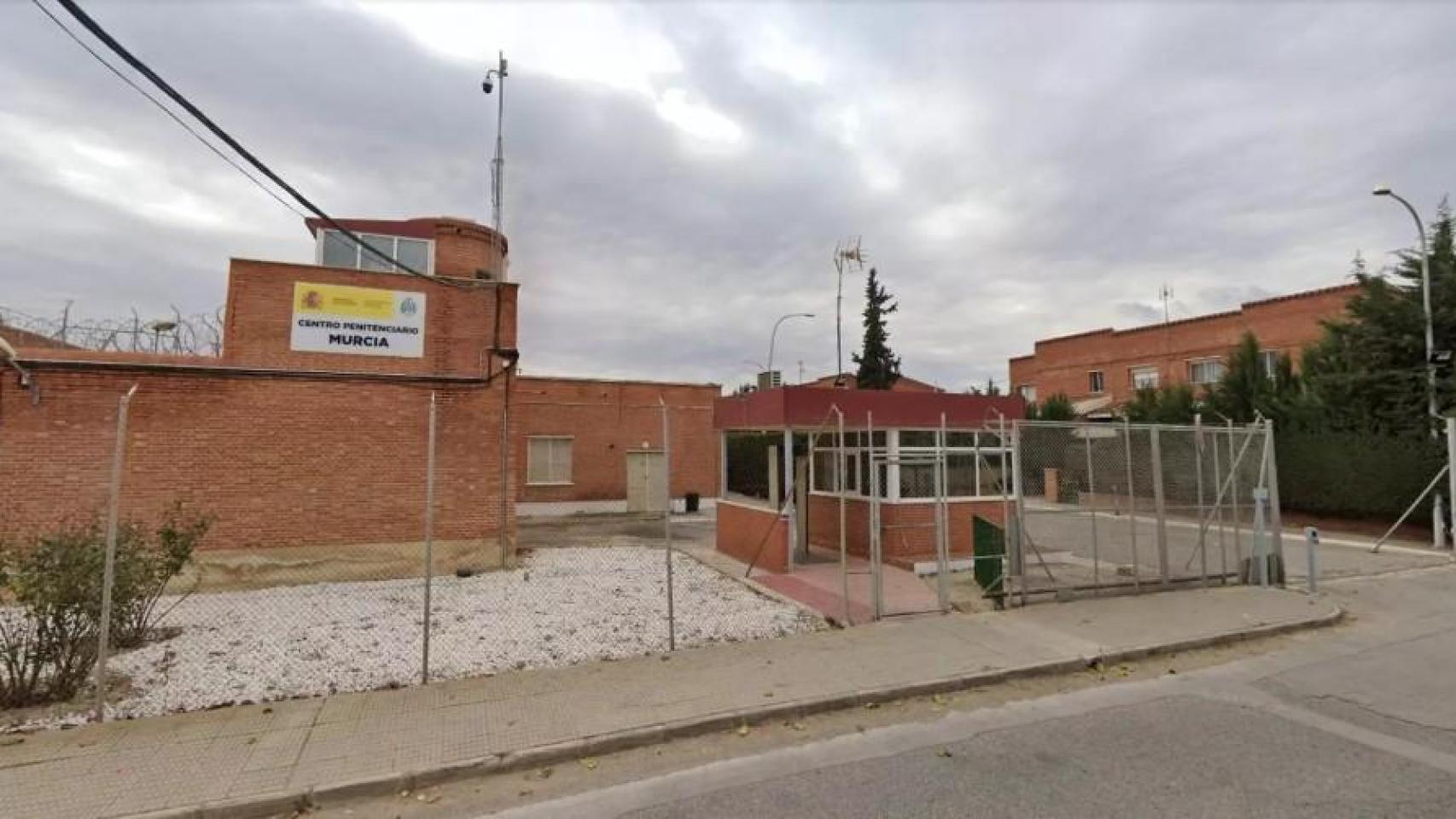 Un maltratador es neutralizado por funcionarios de prisiones cuando huía de la cárcel de Murcia a través de una palmera