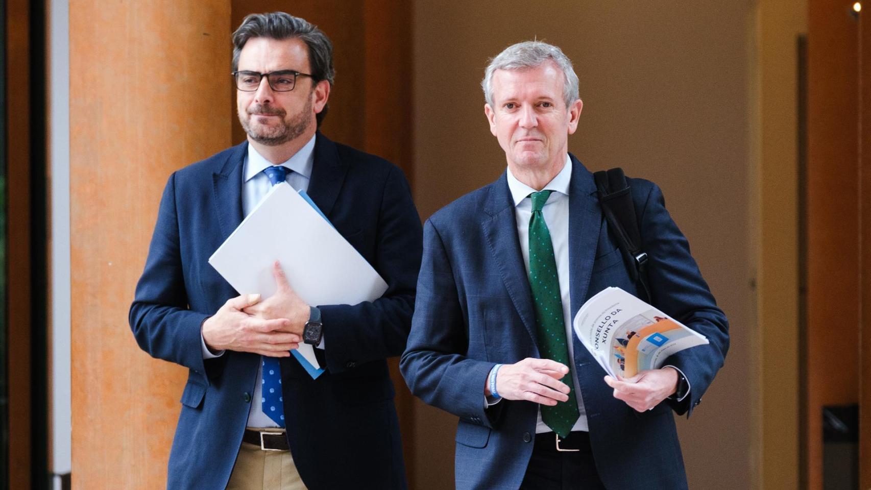 Diego Calvo, conselleiro de Presidencia, junto con el presidente de la Xunta, Alfonso Rueda, antes de la rueda de prensa del Consello.